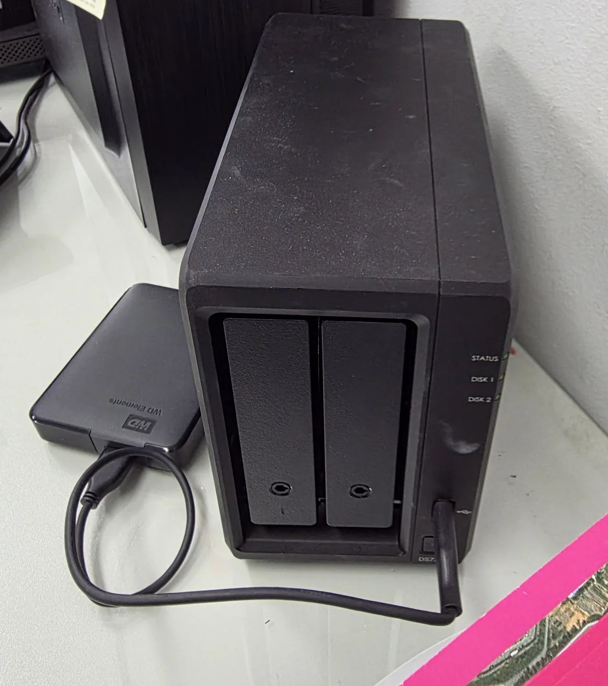 설치 완료 후 가동 중인 DS725+와 외장 백업